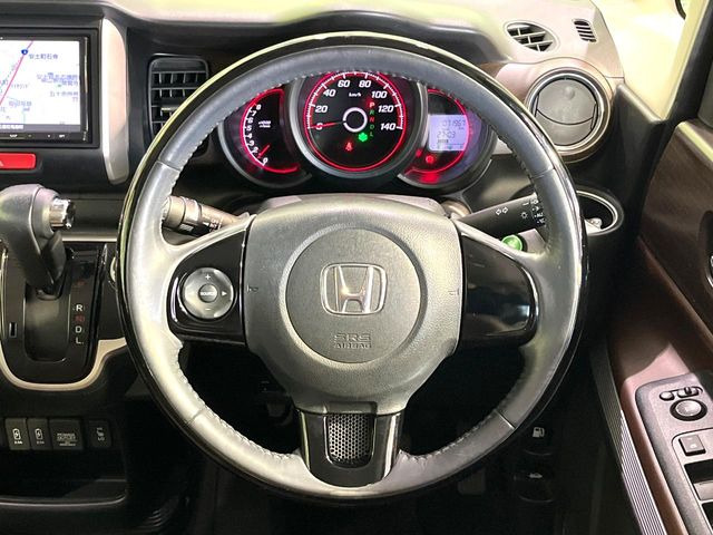 【純正革巻きステアリング】上質な革を使用することで、手にしっかり馴染みとても運転しやすいハンドルです♪