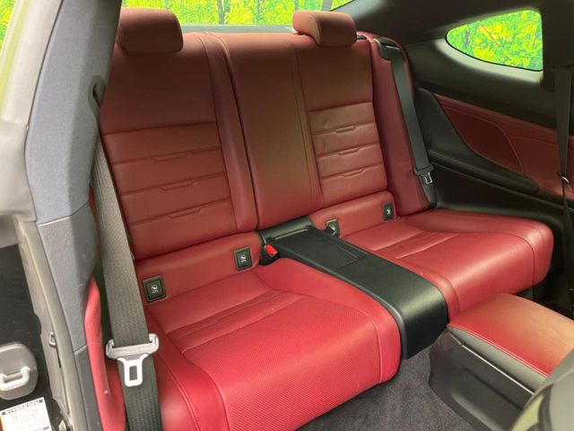 後部座席も気になるようなキズ・汚れやへたり等、大きなダメージはなく、良好な状態です。