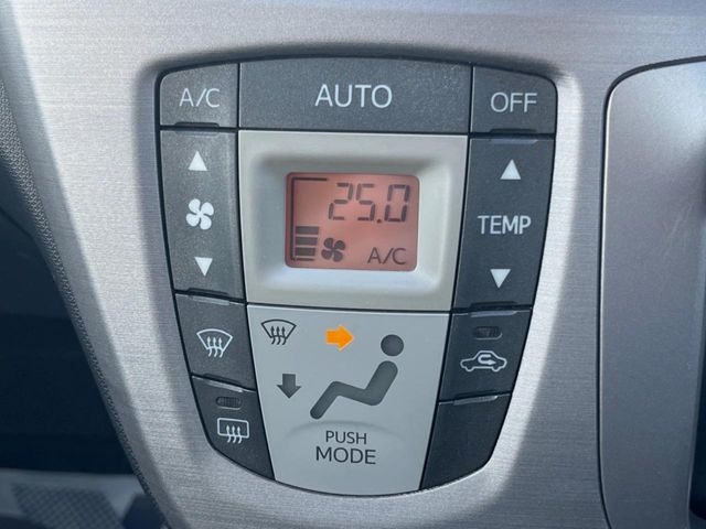 【オートエアコン】一度お好みの温度に設定すれば、車内の温度を検知し風量や温度を自動で調整。暑い…寒い…と何度もスイッチ操作をする必要はありません。快適な車内空間には必須の機能ですね♪