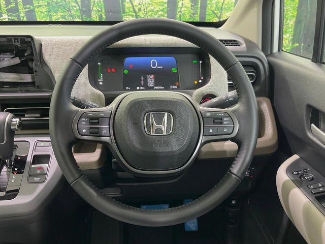 【純正革巻きステアリング】上質な革を使用することで、手にしっかり馴染みとても運転しやすいハンドルです♪