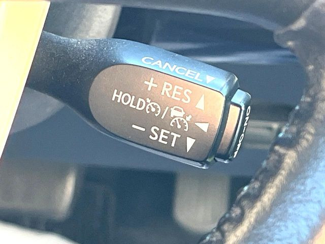 【レーダークルーズコントロール】高速道路での長距離走行が楽に!!自動で速度を保つクルーズコントロールが、衝突軽減システムと連携し、前方の車両を感知して車間を保つように速度調節してくれます!!