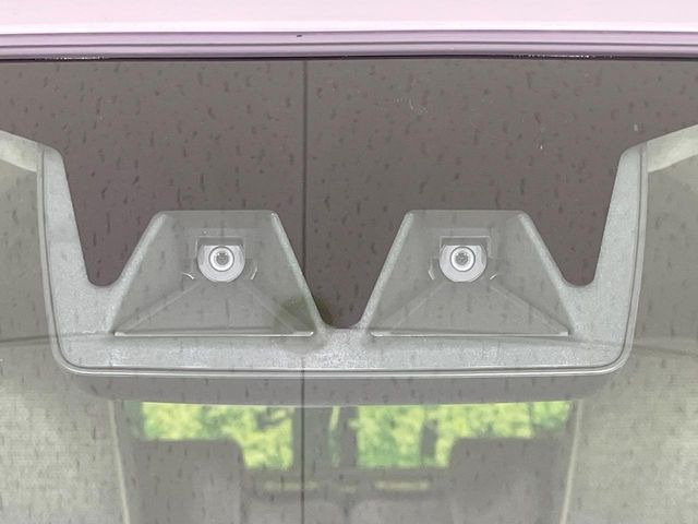 【スマートアシスト】走行中に前方の車両等を認識し、衝突しそうな時は警報とブレーキで衝突回避と被害軽減をアシスト。より安全にドライブをお楽しみいただけます。