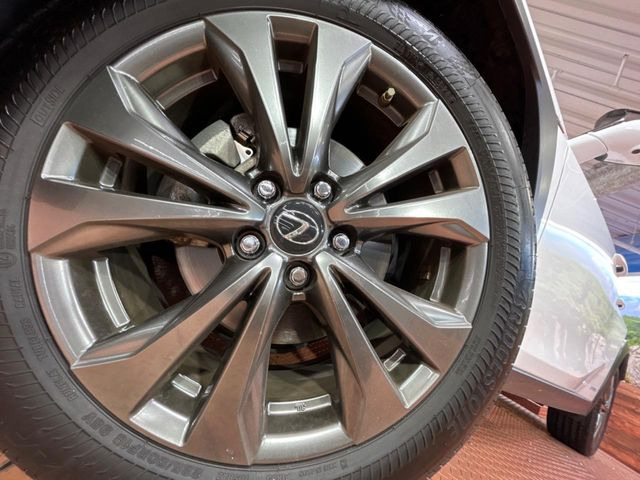 �y����18�C���`�A���~�z�C�[���z�O�ςɃ}�b�`���������A���~�z�C�[���𑕒����Ă���܂��B�e��ЊO�A���~�z�C�[����A�X�^�b�h���X�^�C�����戵�����Ă���܂��B���񂲑��k����������