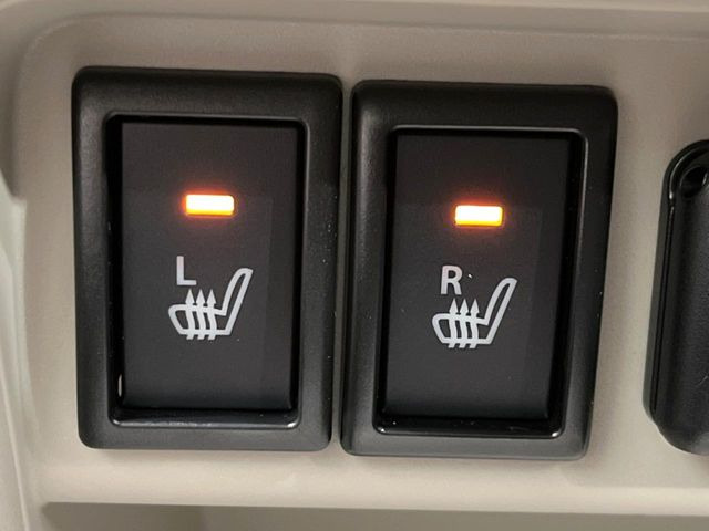 【シートヒーター】寒い日に重宝するシートヒーター!エアコンより早く温まってくれるので寒がりの人も安心ですね♪エアコンの温風は乾燥するから苦手、という方にもをおすすめです。