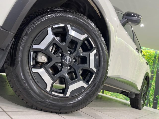 【グレード専用純正18インチアルミホイール】デザイン性の高い純正アルミホイールを装着しております。各種社外アルミホイールや、スタッドレスタイヤも取扱いしております。是非ご相談ください♪