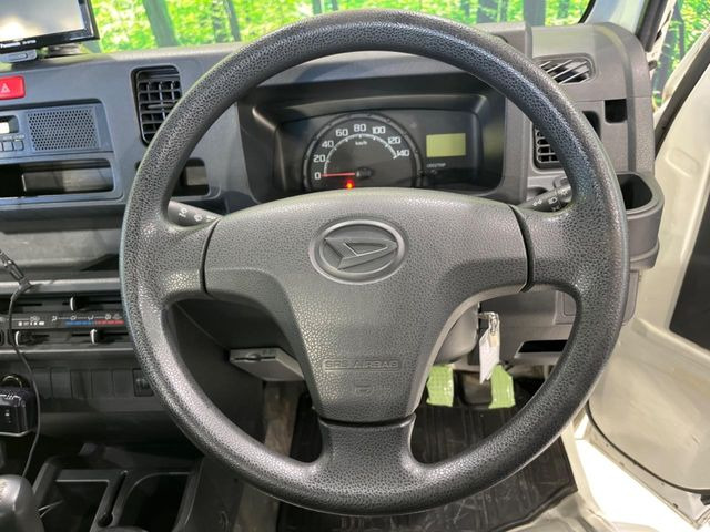 インテリアに合わせたデザインのステアリングは、運転される方のことも考え、運転しやすい形状、大きさです。是非一度、実際に触ってお確かめください。