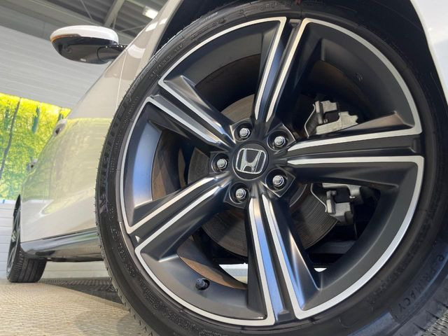 �y����18�C���`�A���~�z�C�[���z�O�ςɃ}�b�`���������A���~�z�C�[���𑕒����Ă���܂��B�e��ЊO�A���~�z�C�[����A�X�^�b�h���X�^�C�����戵�����Ă���܂��B���񂲑��k����������