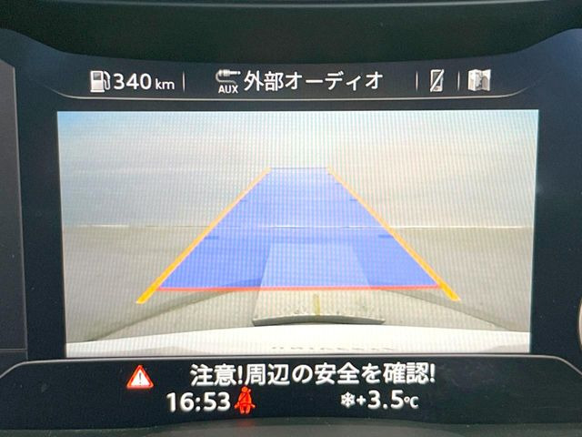 ●サラウンドビューカメラ:専用のカメラにより、上から見下ろしたような視点で360度クルマの周囲を確認することができます☆死角部分も確認しやすく、狭い場所での切り返しや駐車もスムーズに行えます。