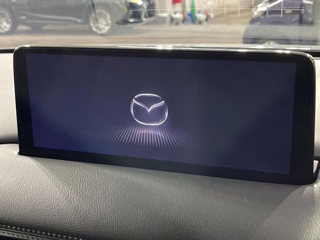 【10.25インチマツダコネクト】車内の雰囲気にマッチした大型ディスプレイ。スマホ接続でのナビ使用やBluetooth再生等、様々な機能が楽しめます。直感的なダイヤル操作が可能で、使い勝手も良好です。