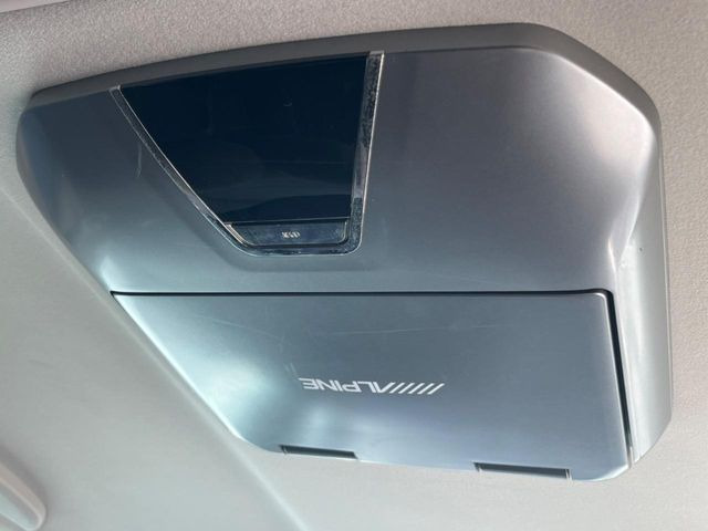 【フリップダウンモニター】大画面モニターで後席でもエンタメをお楽しみいただけます。小さなお子様にも大人気の装備です♪