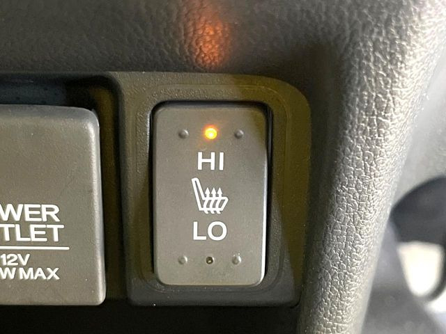 【シートヒーター】寒い日に重宝するシートヒーター!エアコンより早く温まってくれるので寒がりの人も安心ですね♪エアコンの温風は乾燥するから苦手、という方にもをおすすめです。