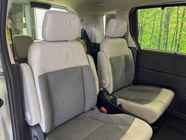 高品質なオリジナルフロアマットもオプションにてご用意しております。お好きなデザインやカラーをお車に合わせて選んでいただくことができます♪