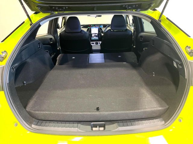 後席を格納すると、これだけの広さが!シーンに合わせたシートアレンジで、大きな荷物も積むことが出来ます♪