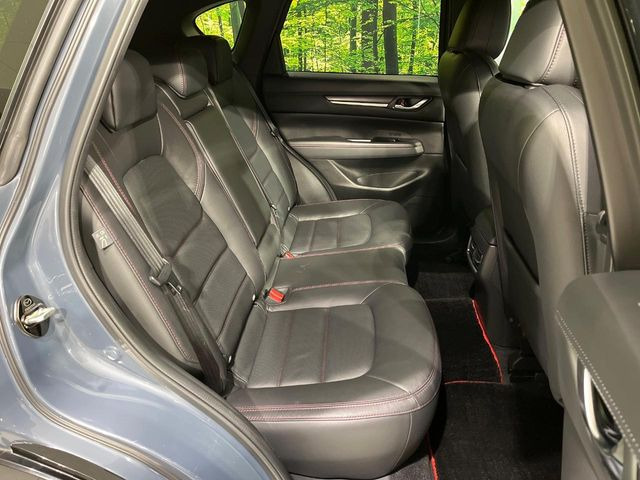 【黒革シート】上質な本革を使用し、高級感あふれる黒革シート。常に体に触れる部分だから、座り心地の良さにはこだわりたいですね♪汚れの付着や劣化を抑制する内装コーティング施工もおススメですよ♪