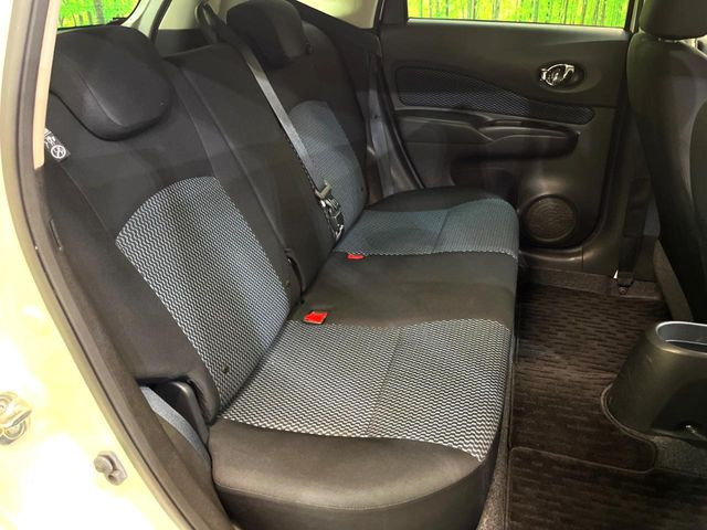 後部座席も気になるようなキズ・汚れやへたり等、大きなダメージはなく、良好な状態です。