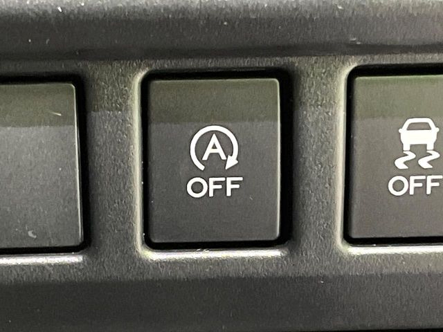 【アイドリングストップ】赤信号や渋滞で停車した際にエンジンを停止し、無駄な燃料の消費を抑えます。燃費向上や環境保護につなげる機能♪エンジンはブレーキを離せば再始動します。