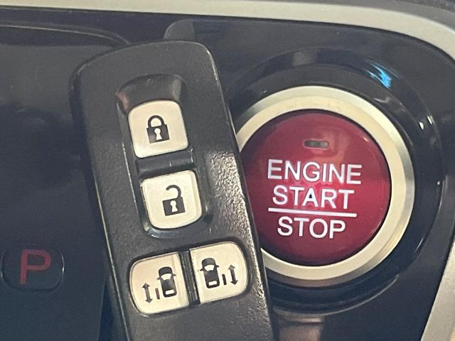 �yHonda�X�}�[�g�L�[�z�J�o����|�P�b�g�ɓ��ꂽ�܂܂ł��h�A�̎{���E�������\�ȃX�}�[�g�L�[�𑕔��B�G���W���̃I���E�I�t�����J�M�����o���K�v����������Ƃ��Ă��֗��ł���