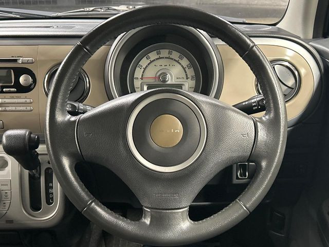 �C���e���A�ɍ��킹���f�U�C���̃X�e�A�����O�́A�^�]�������̂��Ƃ��l���A�^�]���₷���`��A�傫���ł��B�����x�A���ۂɐG���Ă��m���߂��������B