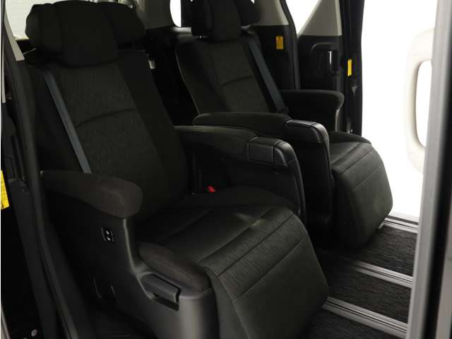 【上級モデル限定装備】★★エグゼクティブパワーシート!★★電動オットマン完備!足を楽々伸ばせ、ひじ掛けもありますので、優雅で快適なドライブをお楽しみいただけます!