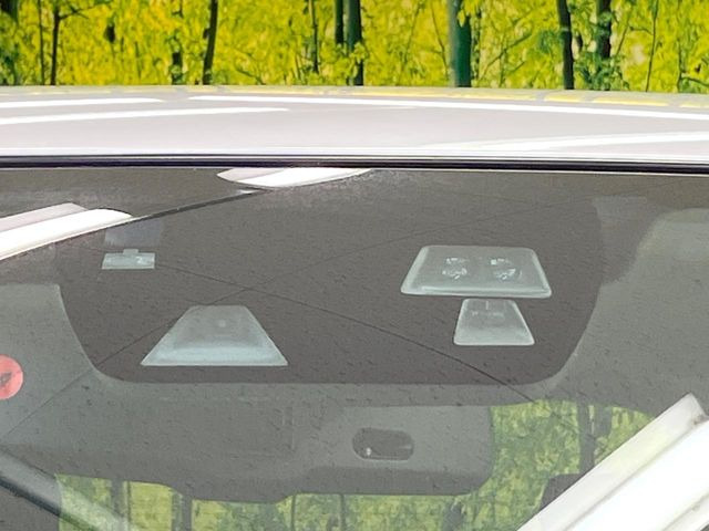 【スマートブレーキサポート】走行中に前方の車両等を認識し、衝突しそうな時は警報とブレーキで衝突回避と被害軽減をアシスト。より安全にドライブをお楽しみいただけます。