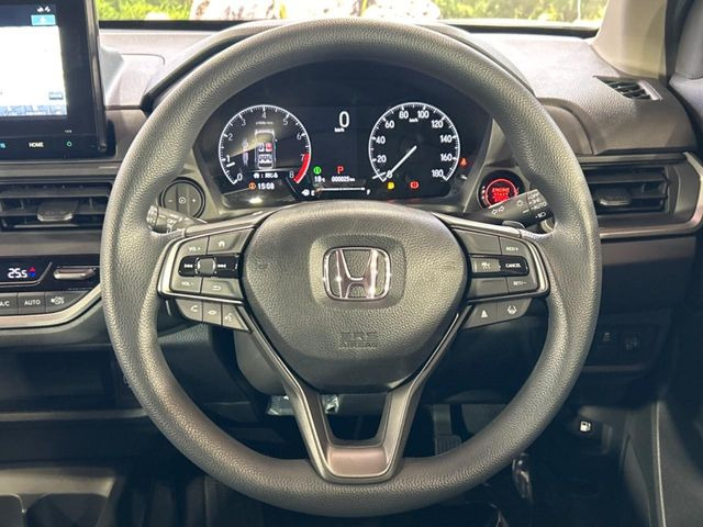 �C���e���A�ɍ��킹���f�U�C���̃X�e�A�����O�́A�^�]�������̂��Ƃ��l���A�^�]���₷���`��A�傫���ł��B�����x�A���ۂɐG���Ă��m���߂��������B