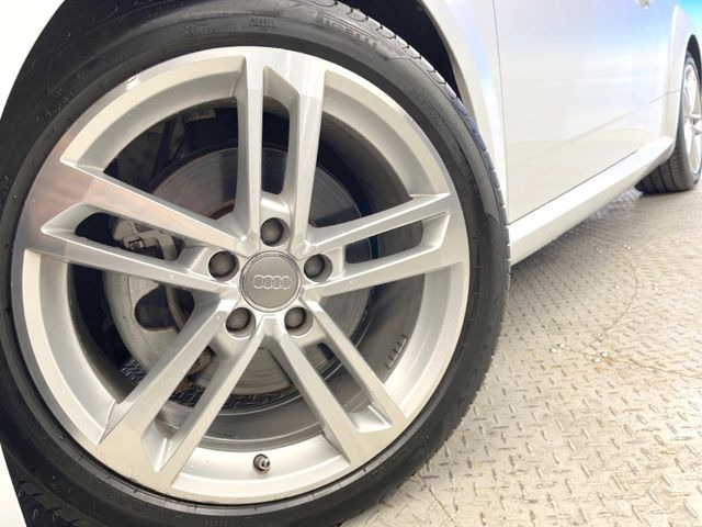 ●純正18インチアルミホイール:輸入車ならではの卓越した走りを支えるホイールと足回りです!日本車の走りに慣れている方にもぜひ体感して頂きたいほど、高いレベルでまとまっています!