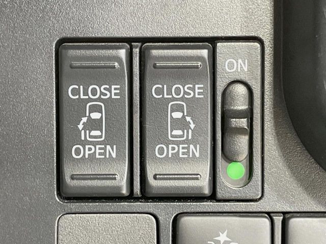 【両側パワースライドドア】スマートキーや運転席のスイッチで後席両側スライドドアの開閉が可能♪電動だから力を入れてドアを開ける必要が無く、小さなお子様でも簡単に開け閉めでき快適です♪