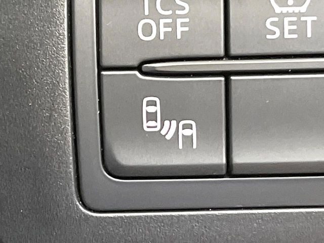 【ブラインドスポットモニタリング】走行中、ドアミラーの死角になりやすい箇所に後続車が接近するとサイドミラー付近に警告を表示、ドライバーに注意喚起をしてくれます。