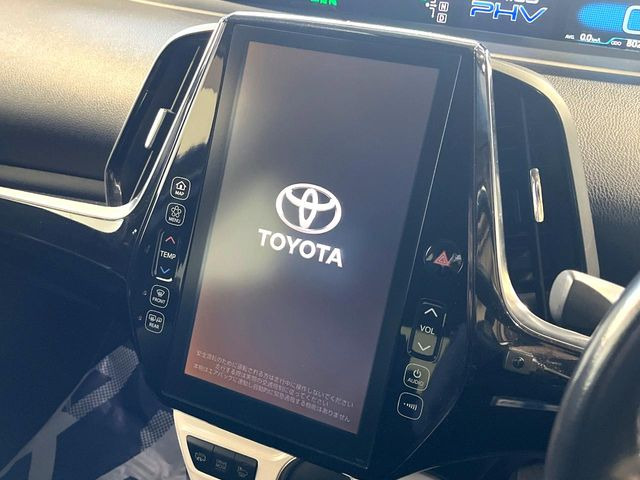 【メーカー純正ナビ】インテリアに溶け込むスタイリッシュな「専用設計」メーカーナビを装備♪視認性や操作性など基本性能にも優れ、より上質なカーライフをお楽しみいただけます。