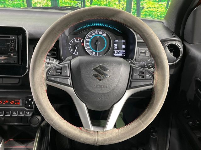 �C���e���A�ɍ��킹���f�U�C���̃X�e�A�����O�́A�^�]�������̂��Ƃ��l���A�^�]���₷���`��A�傫���ł��B�����x�A���ۂɐG���Ă��m���߂��������B