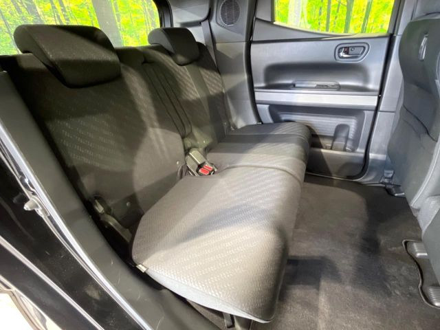 後部座席も気になるようなキズ・汚れやへたり等、大きなダメージはなく、良好な状態です。