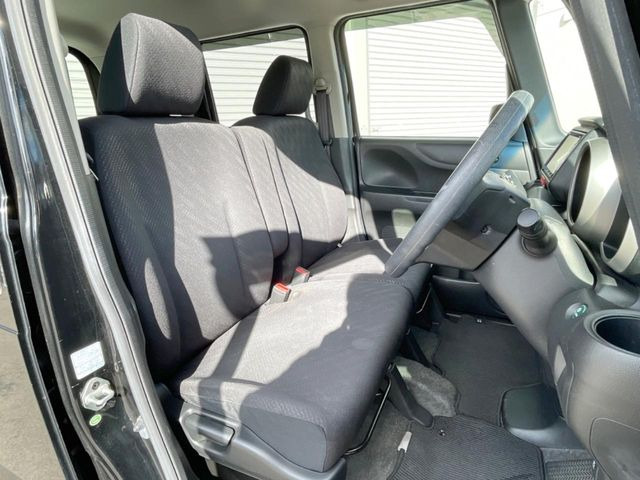 運転席まわりには十分なスペースがあり、大柄な方でもゆったり運転していただける環境です。