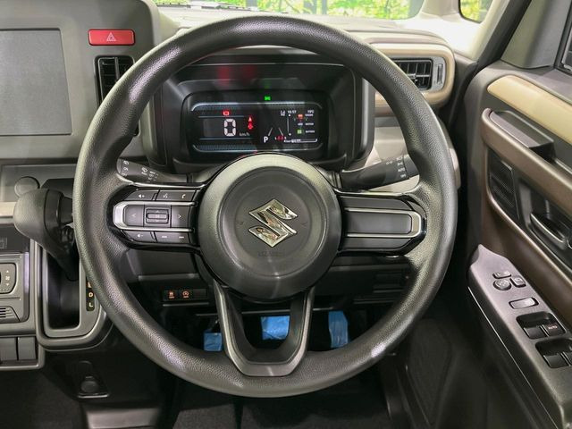 �C���e���A�ɍ��킹���f�U�C���̃X�e�A�����O�́A�^�]�������̂��Ƃ��l���A�^�]���₷���`��A�傫���ł��B�����x�A���ۂɐG���Ă��m���߂��������B