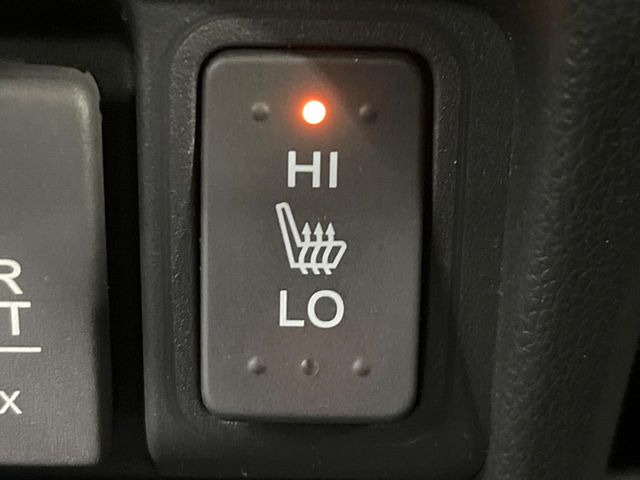 【シートヒーター】寒い日に重宝するシートヒーター!エアコンより早く温まってくれるので寒がりの人も安心ですね♪エアコンの温風は乾燥するから苦手、という方にもをおすすめです。