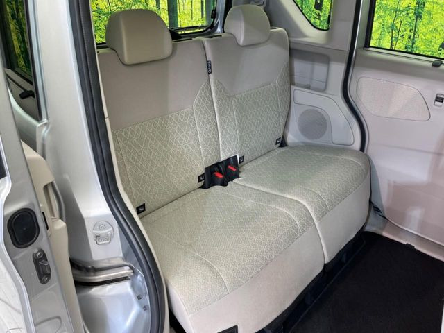 後部座席も気になるようなキズ・汚れやへたり等、大きなダメージはなく、良好な状態です。