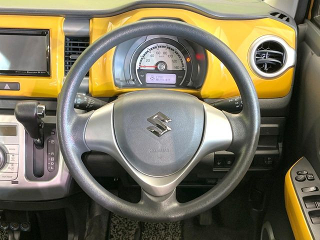 インテリアに合わせたデザインのステアリングは、運転される方のことも考え、運転しやすい形状、大きさです。是非一度、実際に触ってお確かめください。