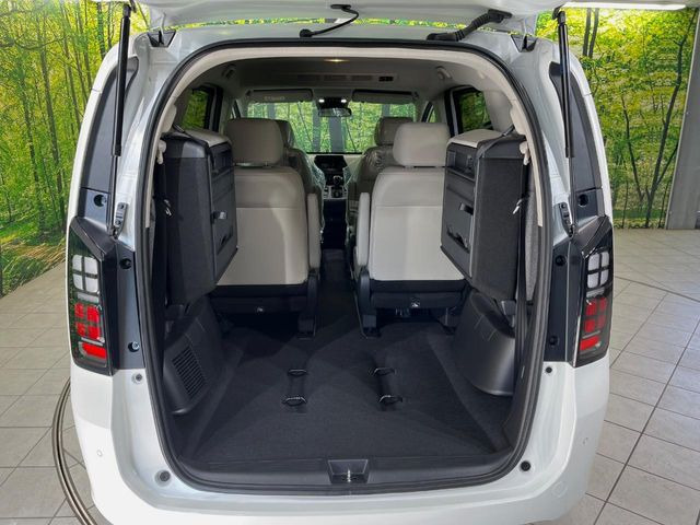 後席を格納すると、これだけの広さが!シーンに合わせたシートアレンジで、大きな荷物も積むことが出来ます♪