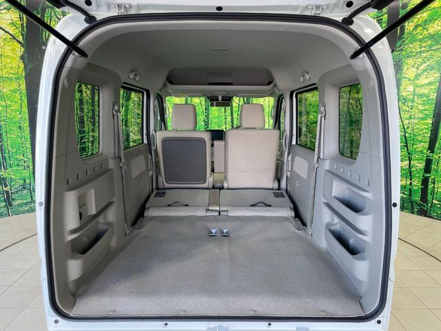 ���i�̂���������ʋ΁A���}���ɏ\���ȉ׎��X�y�[�X���m�ۂ��Ă���܂��B�Z�J���h�V�[�g��|���ƁA�傫�ȉו��̐ύڂ��\�ł���