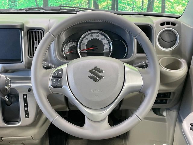 �C���e���A�ɍ��킹���f�U�C���̃X�e�A�����O�́A�^�]�������̂��Ƃ��l���A�^�]���₷���`��A�傫���ł��B�����x�A���ۂɐG���Ă��m���߂��������B