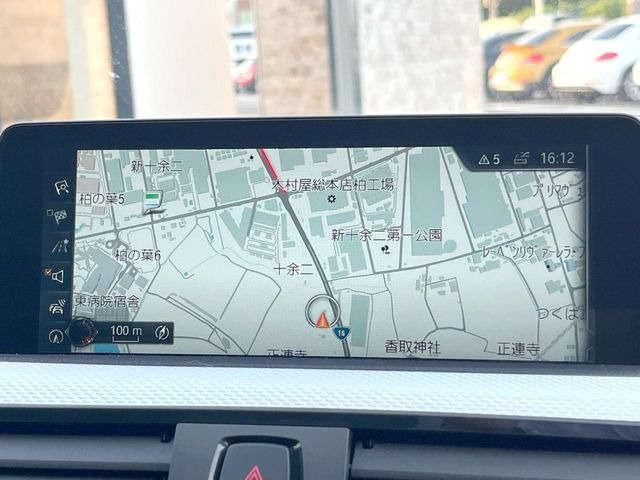 ●純正ナビ:一体感のあるナビは、高級感ある車内を演出してくれます。Bluetooth再生などオーディオ機能も充実しておりますので、運転もより楽しめます♪