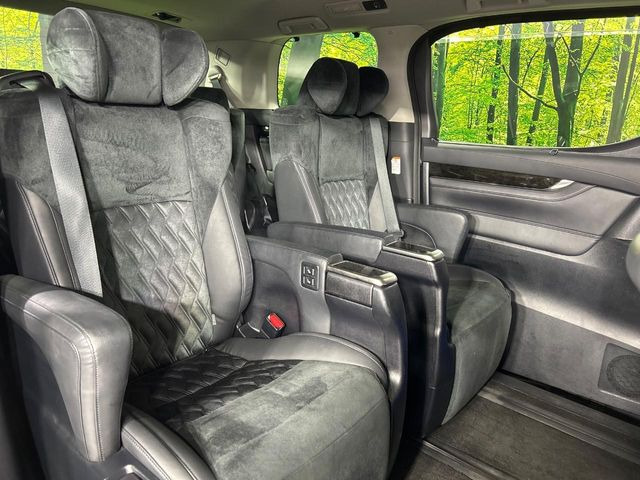 後部座席も気になるようなキズ・汚れやへたり等、大きなダメージはなく、良好な状態です。