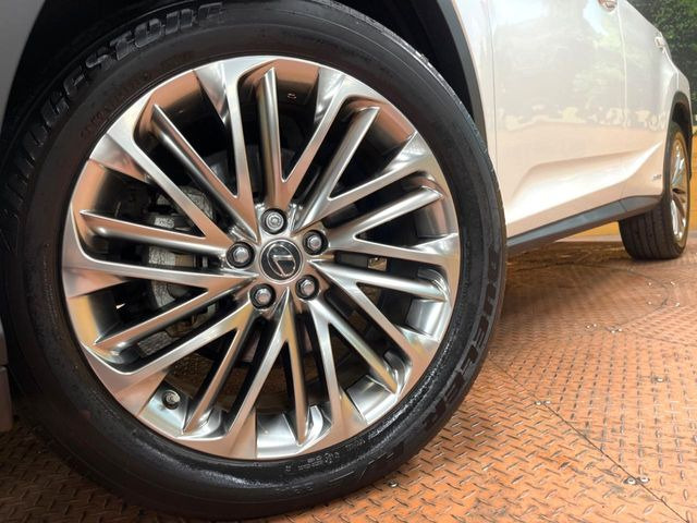 【純正20インチアルミホイール】外観にマッチした純正アルミホイールを装着しております。各種社外アルミホイールや、スタッドレスタイヤも取扱いしております。是非ご相談ください♪