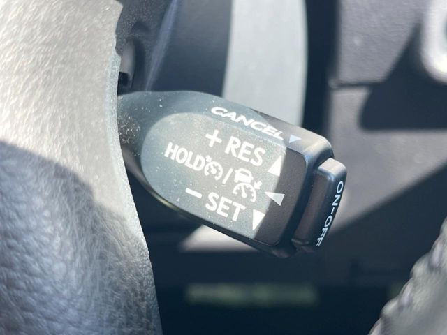 【レーダークルーズコントロール】高速道路での長距離走行が楽に!!自動で速度を保つクルーズコントロールが、衝突軽減システムと連携し、前方の車両を感知して車間を保つように速度調節してくれます!!