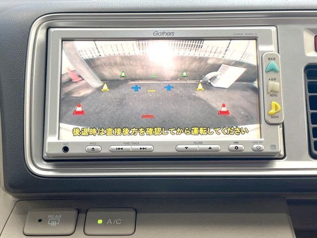 【バックカメラ】駐車時に後方がリアルタイム映像で確認できます。大型商業施設や立体駐車場での駐車時や、夜間のバック時に大活躍!運転スキルに関わらず、今や必須となった装備のひとつです!