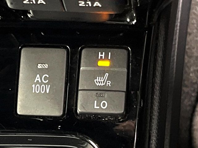 【シートヒーター】寒い日に重宝するシートヒーター!エアコンより早く温まってくれるので寒がりの人も安心ですね♪エアコンの温風は乾燥するから苦手、という方にもをおすすめです。