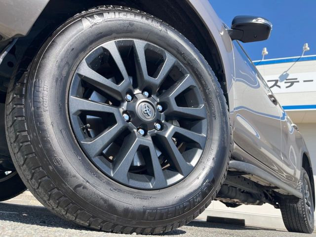 【グレード専用純正18インチアルミホイール】デザイン性の高い純正アルミホイールを装着しております。各種社外アルミホイールや、スタッドレスタイヤも取扱いしております。是非ご相談ください♪