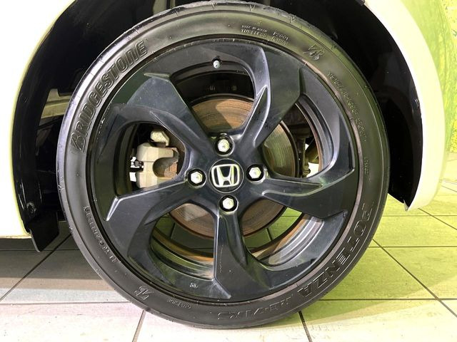 �y����16�C���`�A���~�z�C�[���z�O�ςɃ}�b�`���������A���~�z�C�[���𑕒����Ă���܂��B�e��ЊO�A���~�z�C�[����A�X�^�b�h���X�^�C�����戵�����Ă���܂��B���񂲑��k����������