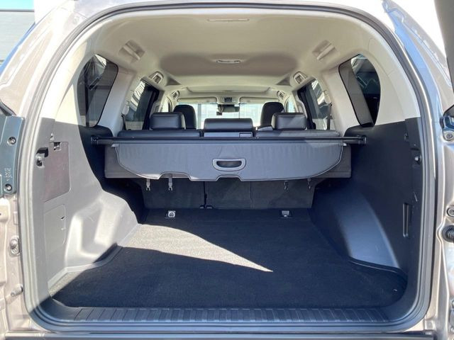 積み下ろしのしやすいデッキにはたっぷりと荷物を積み込んでいただけます。遊びから仕事まで、様々なシーンで頼れます♪