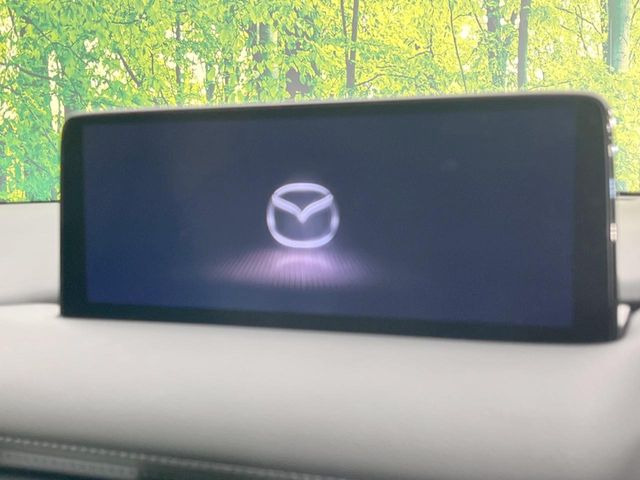 【10.25インチマツダコネクト】車内の雰囲気にマッチした大型ディスプレイ。スマホ接続でのナビ使用やBluetooth再生等、様々な機能が楽しめます。直感的なダイヤル操作が可能で、使い勝手も良好です。