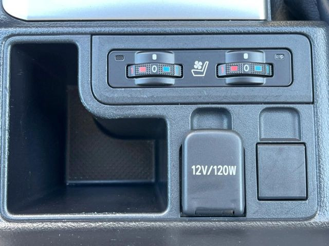 【シートベンチレーション】夏場は涼しい風でお尻や背中の熱やムレを防ぎ、冬はエアコンよりも早く温まってポカポカに!季節を問わず快適に過ごせます。